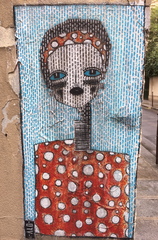 Fille à pois rouges
